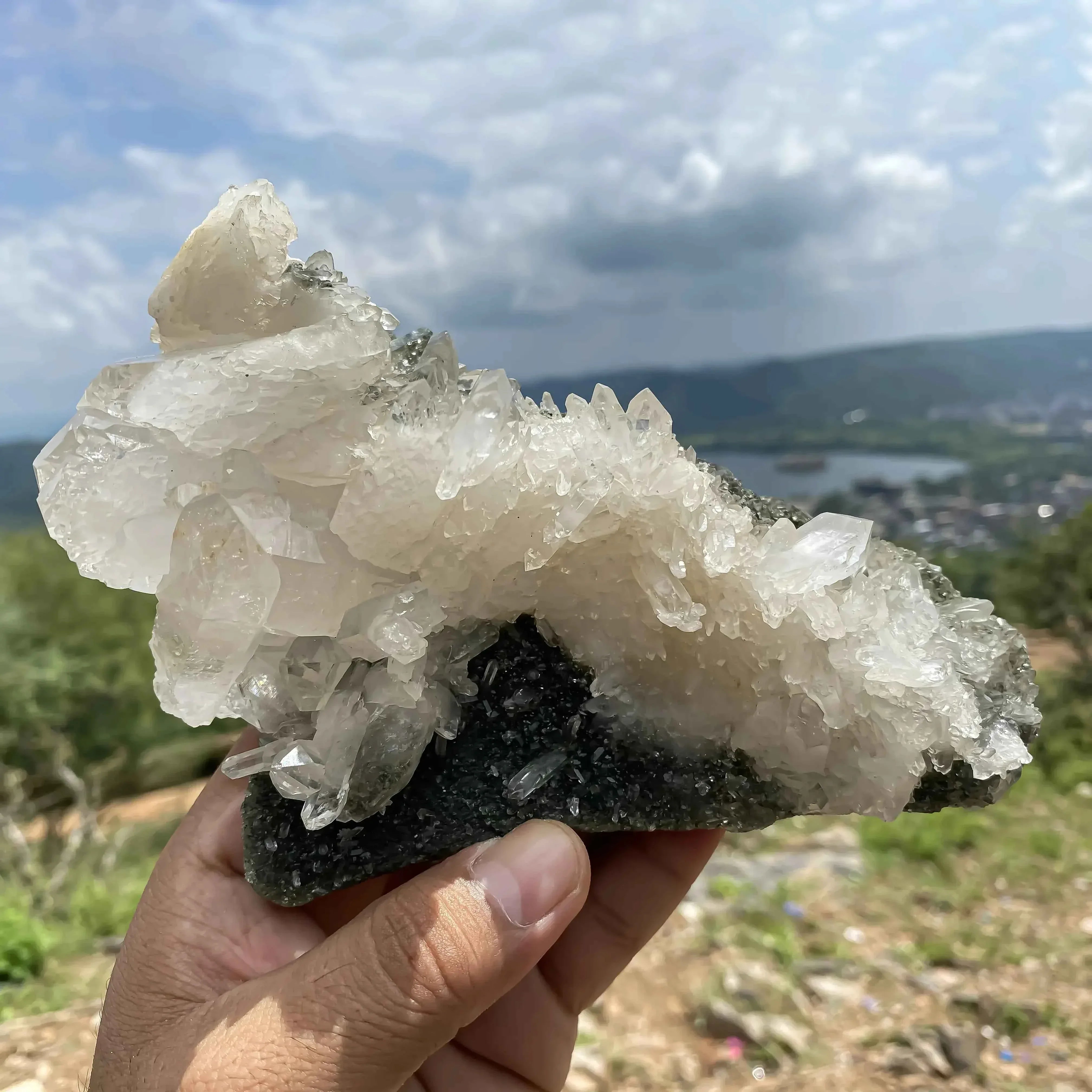 Natural Himalayan Chlorite Quartz Cluster 635g Raw Healing Crystal for Energy Balance and Spiritual Healing Himalayan Quartz