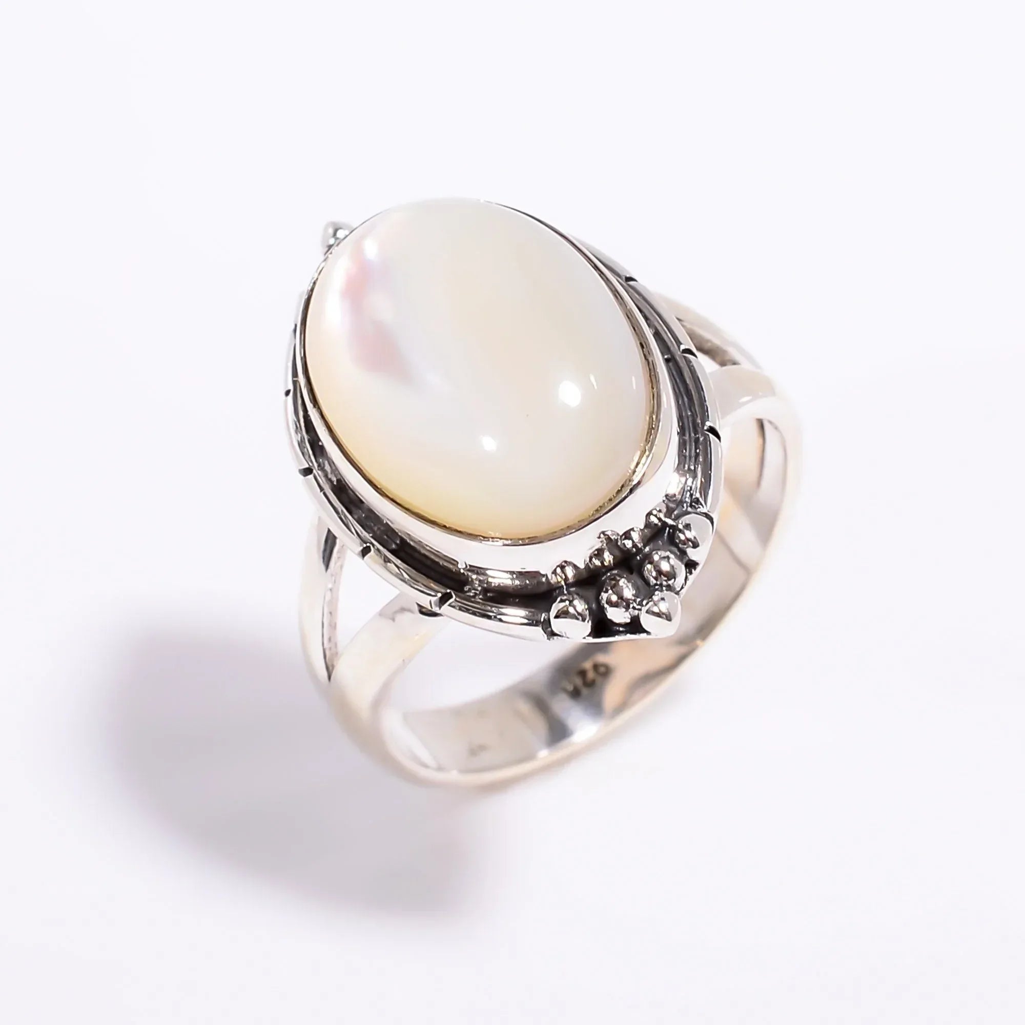 925 Sterling Silver Mother of Pearl Ring: Oval Cabochon