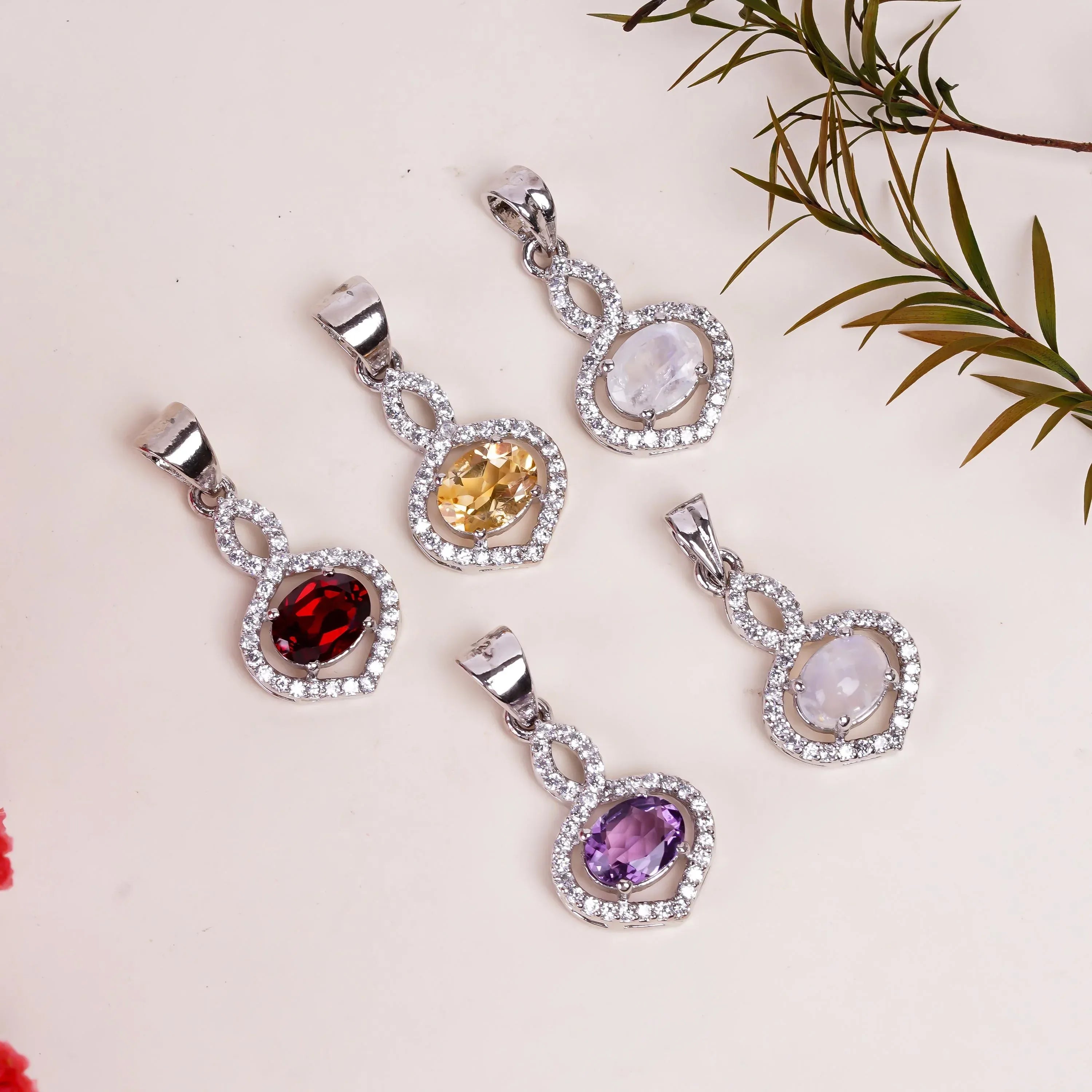 Sterling Silver Moonstone Pendant: Vintage-Style Oval Gemstone