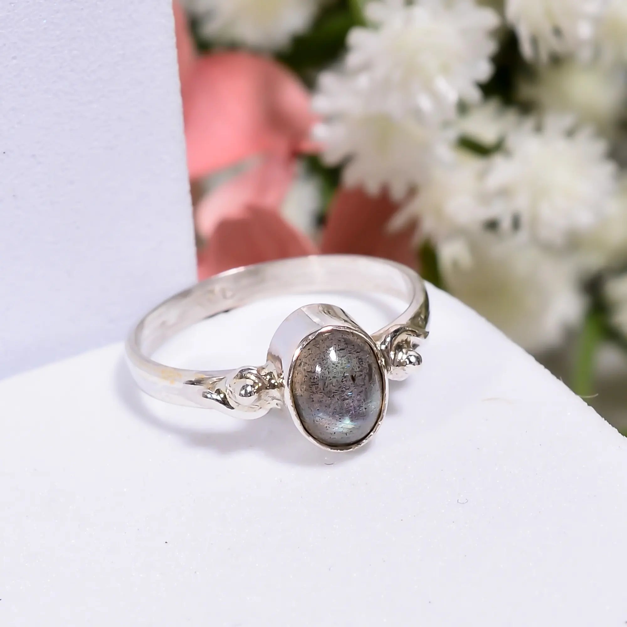 Minimalist Silver Gemstone Ring – Labradorite Ring 5x7mm Oval 925 Silver Ring