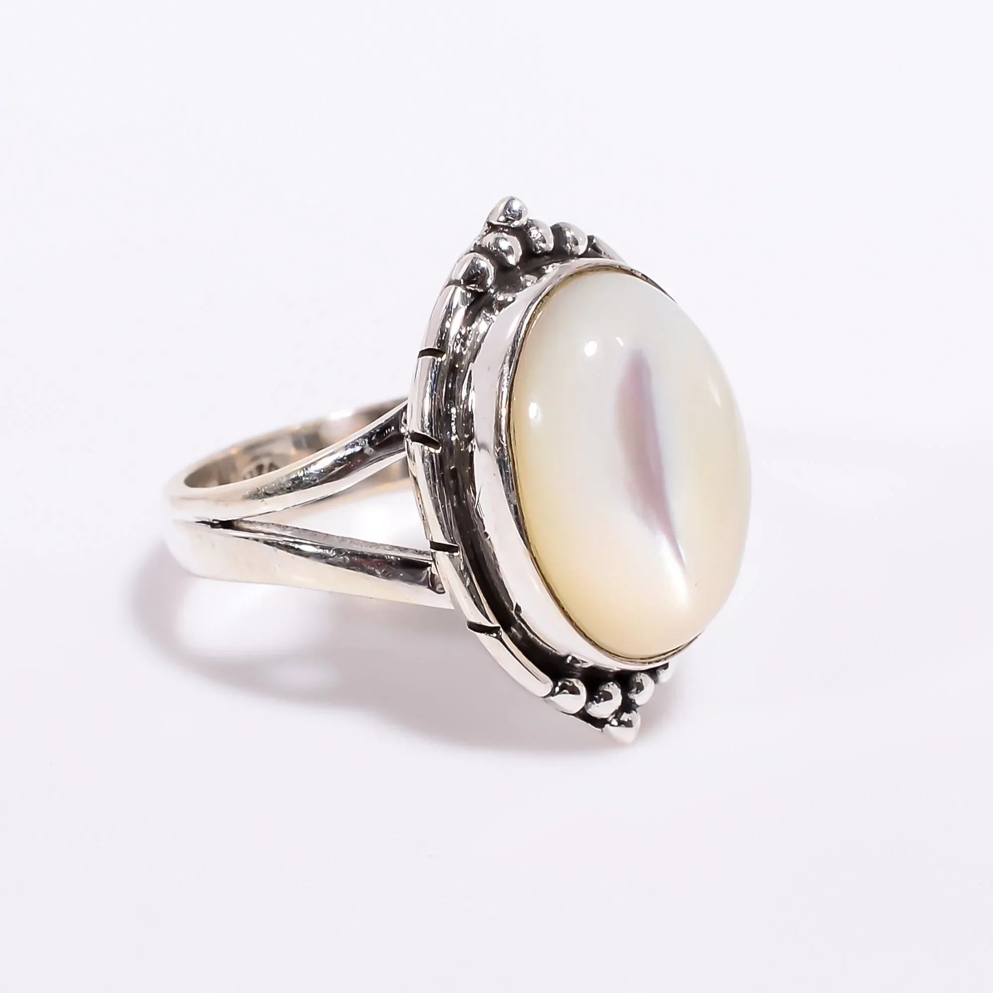925 Sterling Silver Mother of Pearl Ring: Oval Cabochon