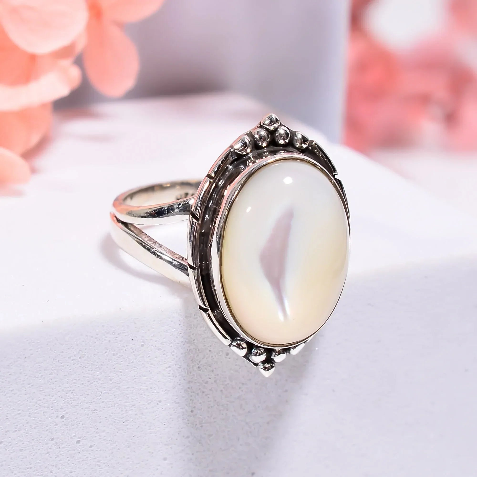 925 Sterling Silver Mother of Pearl Ring: Oval Cabochon