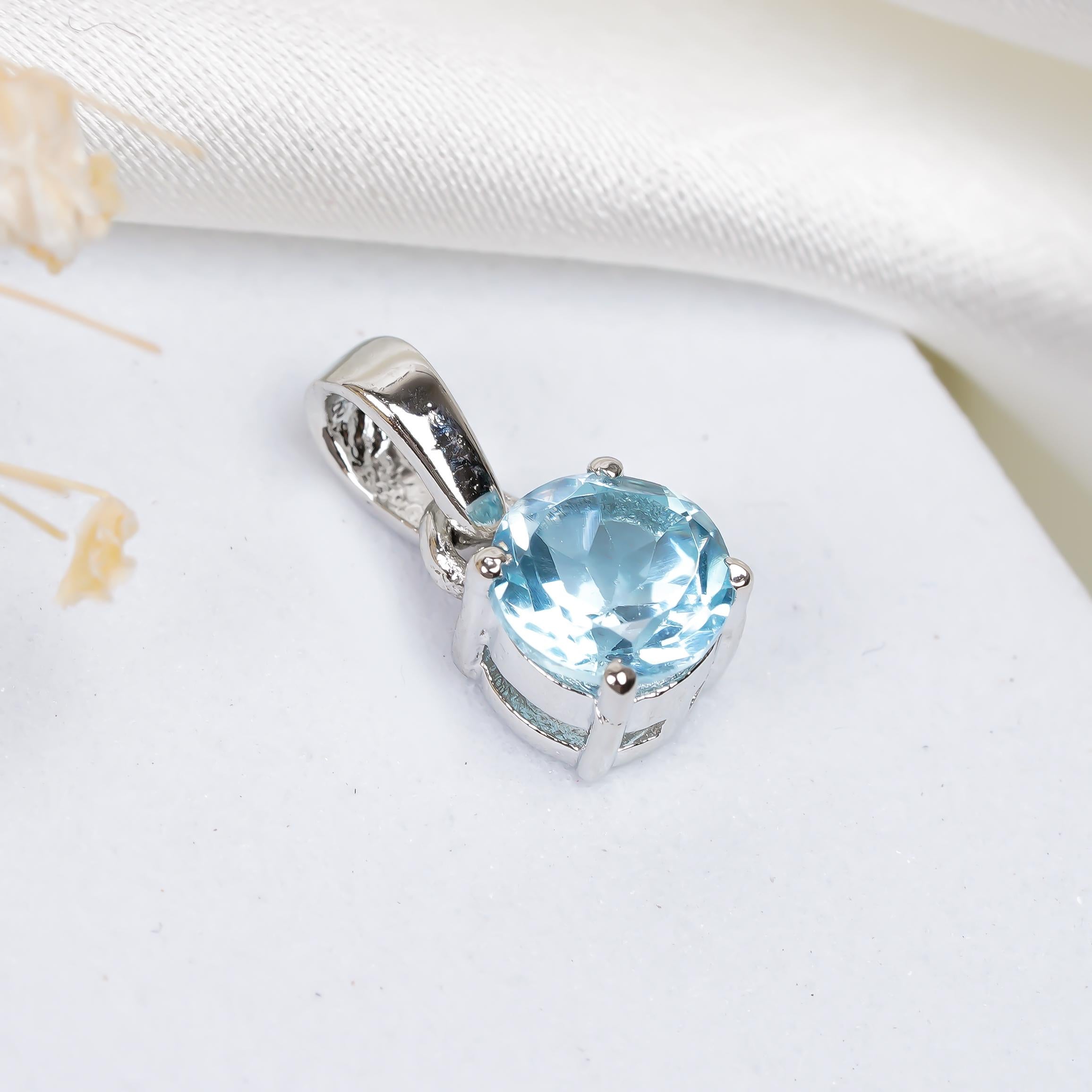 Sky Blue Topaz Pendant: 925 Silver Round Vintage Style