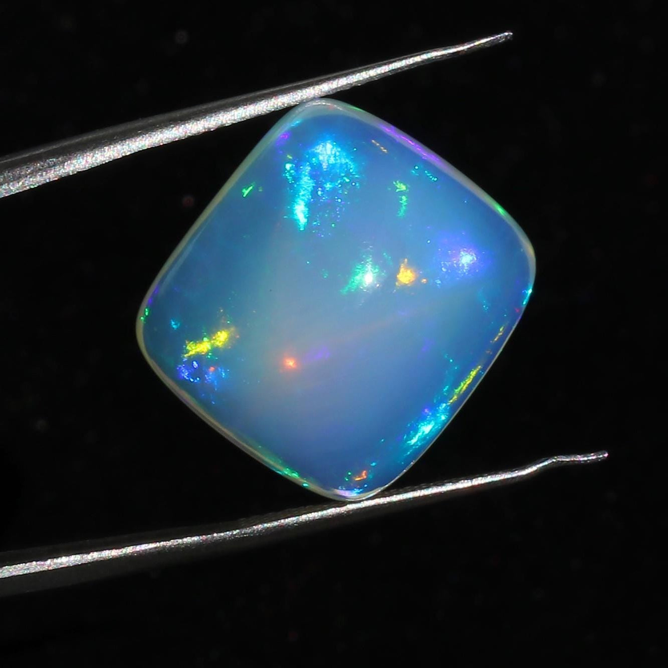 Welo Opal Cabochon: 19.10 ct Ethiopian White Fire Gemstone