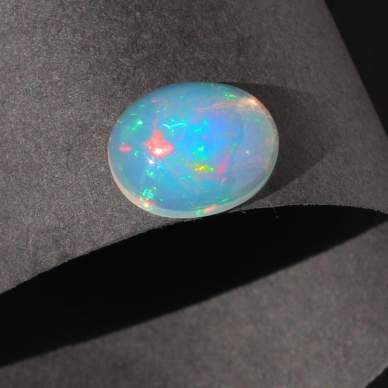 Welo Ethiopian Fire Opal Gemstone: 2.5 ct Oval Cabochon for Jewelry