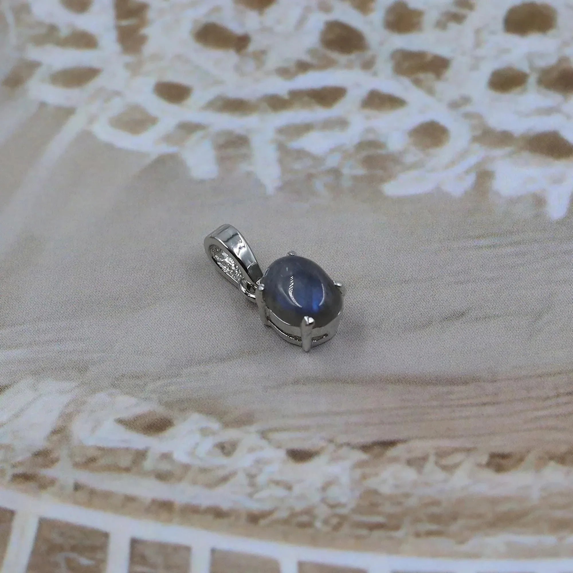 925 Silver Labradorite Pendant: Flashy Blue-Grey Gemstone Necklace