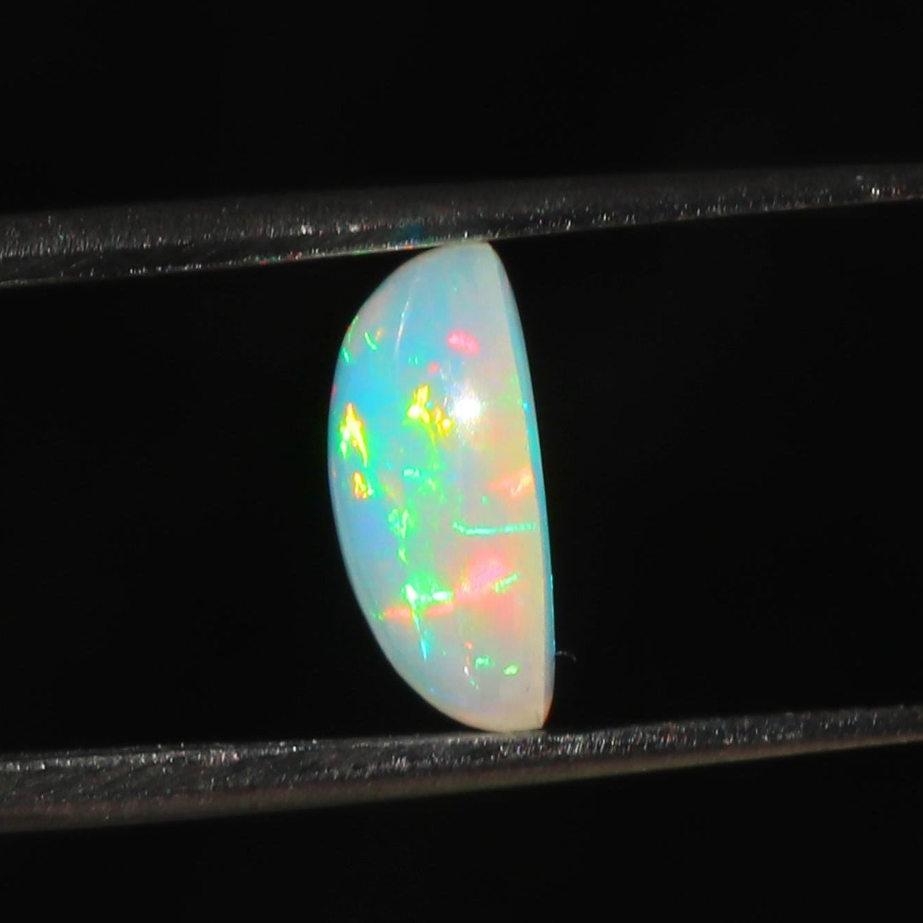 Welo Ethiopian Fire Opal Gemstone: 2.5 ct Oval Cabochon for Jewelry