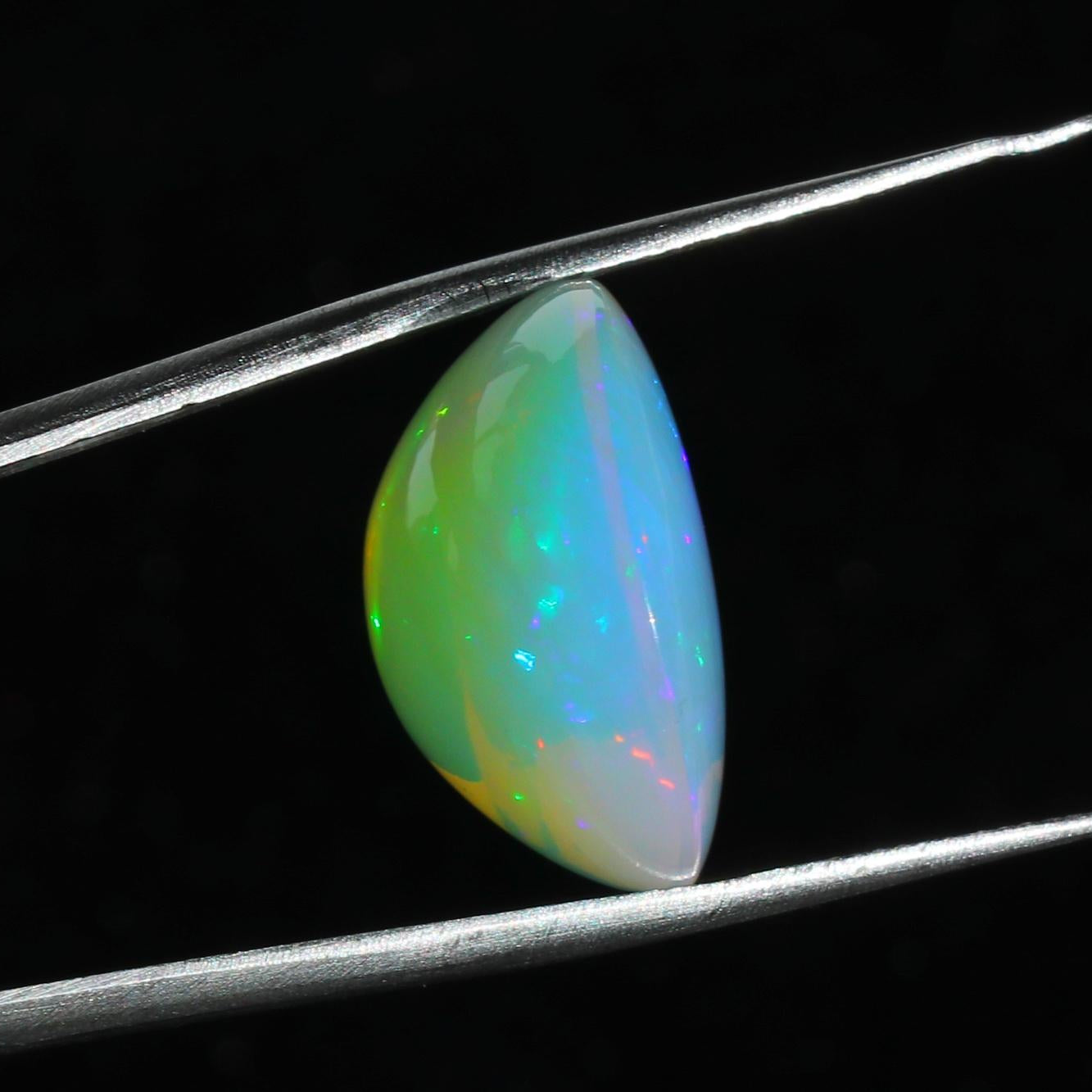 Ethiopian Welo Opal Cabochon: AAA Grade Oval Gemstone, 22.3 ct