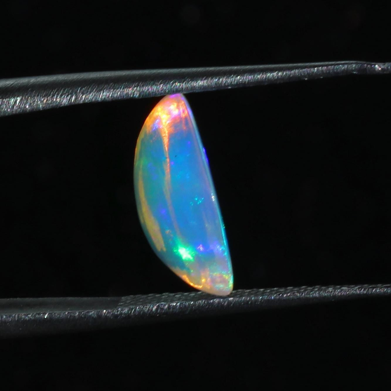 Ethiopian Welo Opal Cabochon: 2.50ct AAA+ Grade Oval Gemstone