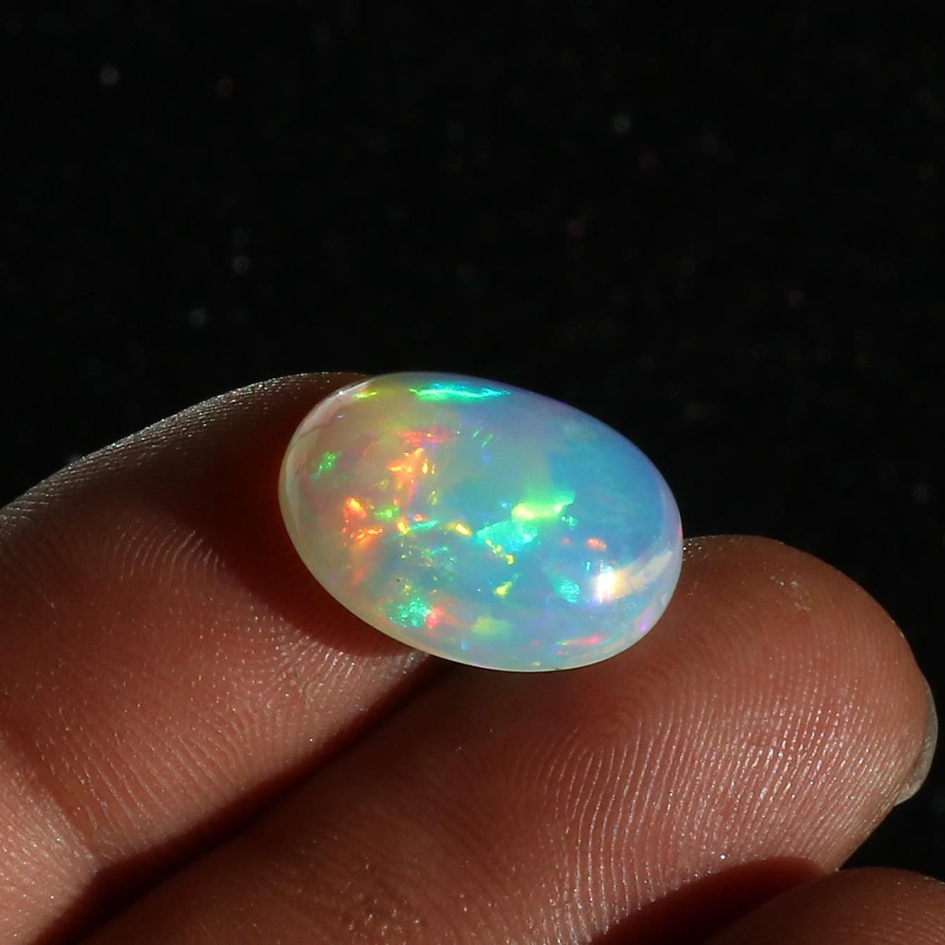 Ethiopian Opal Gemstone: 7.25 Cts Oval Cabochon for Jewelry