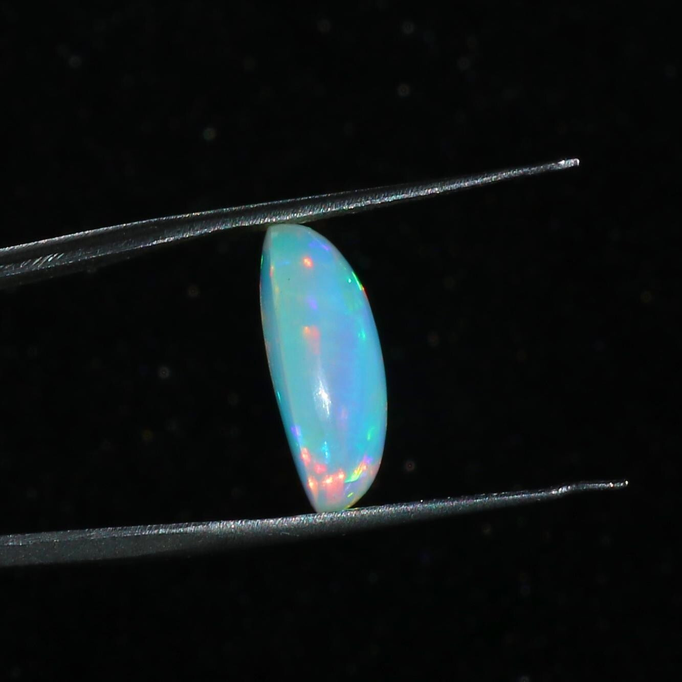Ethiopian Opal Gemstone: 7.25 Cts Oval Cabochon for Jewelry